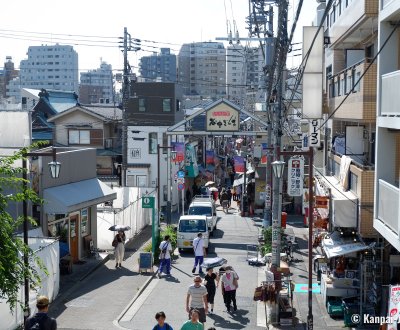 Yanaka Ginza (Tokyo), View on the street from the top of Yuyake Dandan stairway