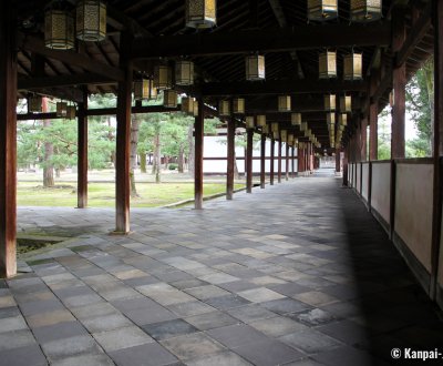 Manpuku-ji (Uji), Covered passageway with lanterns in the temple's grounds