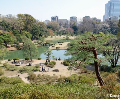 Rikugi-en (Tokyo), View on the central pond of the garden in early spring from Fujishiro-toge viewpoint