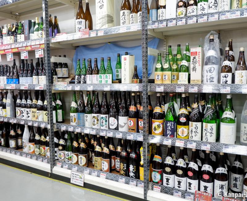 Alcohol shop in Kakuyasu (Tokyo), Sake aisle 2 Alcohol shop in Kakuyasu (Tokyo), Sake aisle 2