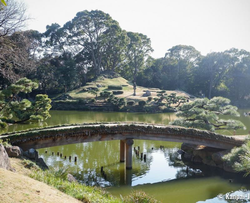 Kiyosumi Teien, View on a bridget and an artificial hill reminding of Mount Fuji Kiyosumi Teien, View on a bridget and an artificial hill reminding of Mount Fuji