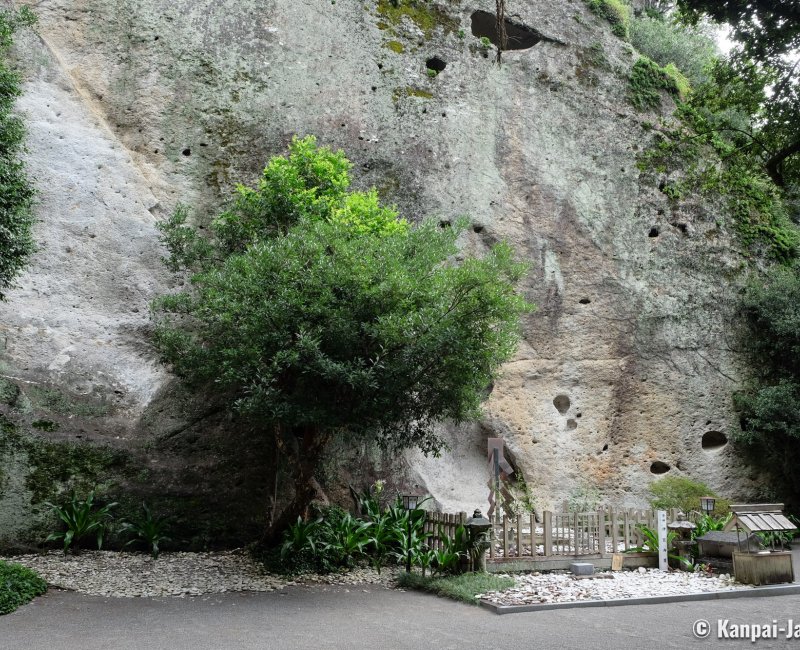 Kumano (Mie), Rock used as the main hall in Hana-no-Iwaya shrine Kumano (Mie), Rock used as the main hall in Hana-no-Iwaya shrine