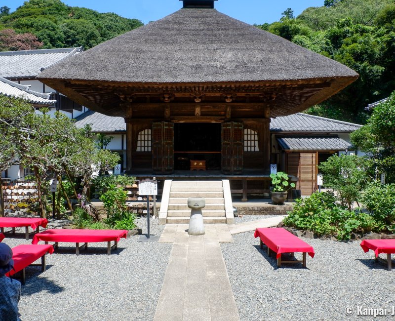 Engaku-ji (Kamakura), Kaikibyo pavilion and seating for tea Engaku-ji (Kamakura), Kaikibyo pavilion and seating for tea
