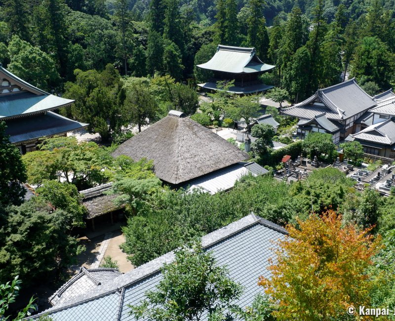 Engaku-ji (Kamakura), View on the temple's pavilions roofs from the cemetery Engaku-ji (Kamakura), View on the temple's pavilions roofs from the cemetery