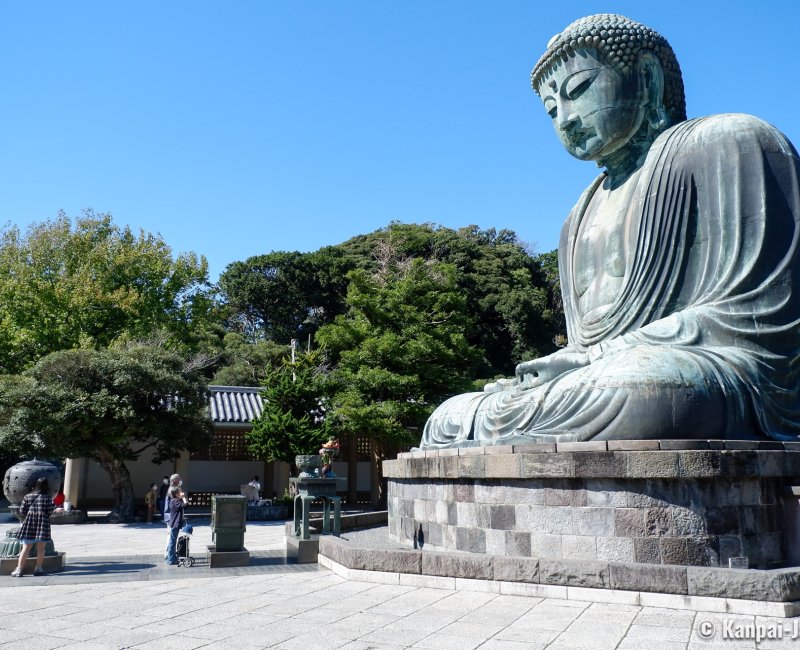 Kotoku-in (Kamakura), Worshippers praying in front of the Daibutsu Kotoku-in (Kamakura), Worshippers praying in front of the Daibutsu